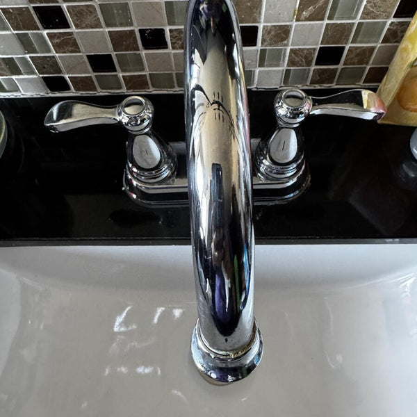 Robinet de salle de bain chromé et brillant après le revêtement