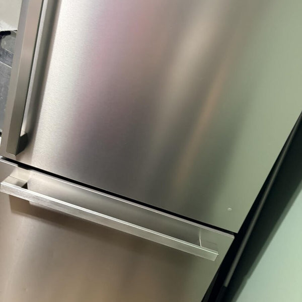 Frigo en inox au lustre uniforme après le revêtement
