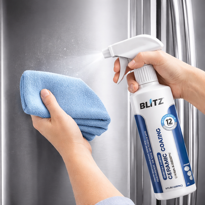Vaporisation d'une couche légère de revêtement céramique BLITZ sur une porte de réfrigérateur en acier inoxydable