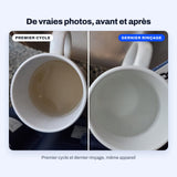 Vraie photo d’une tasse d’eau jaunâtre du premier cycle de nettoyage à côté d’une tasse d’eau claire du dernier rinçage, avec le nettoyant pour cafetière BLITZ