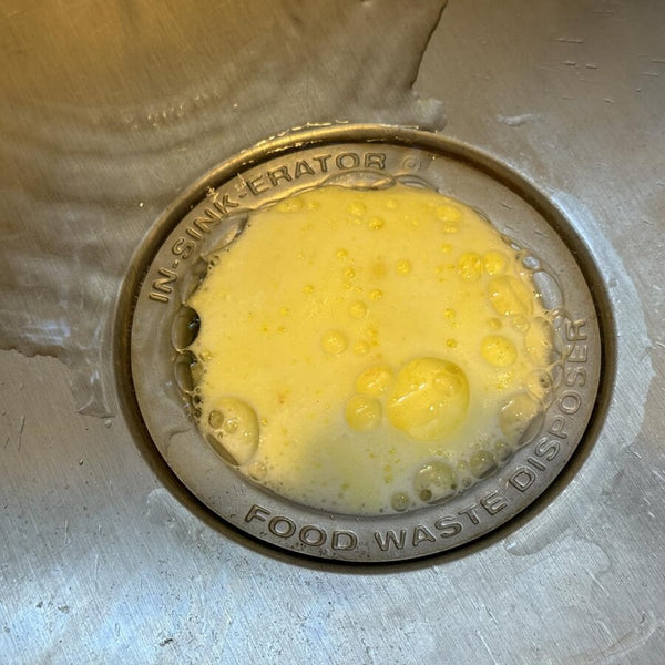 De la mousse jaune qui remplit l’ouverture d’un garburateur pendant que la pastille agit