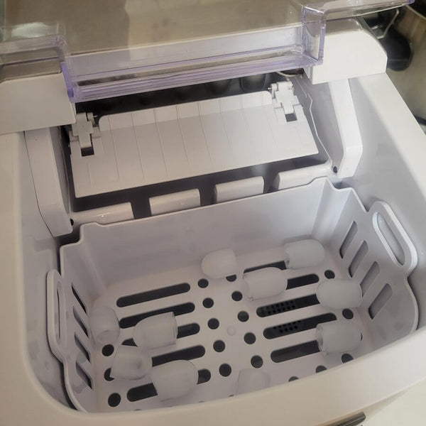 Panier et bac à glaçons propres dans une machine à glaçons de comptoir ouverte