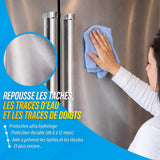 Main qui essuie un frigo en inox traité au revêtement céramique BLITZ : repousse les taches, les traces d’eau et les traces de doigts