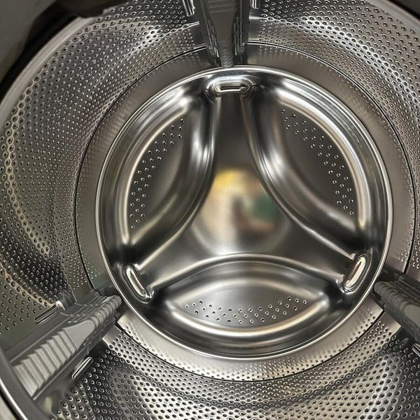 Tambour de laveuse à chargement frontal propre et brillant après un cycle BLITZ