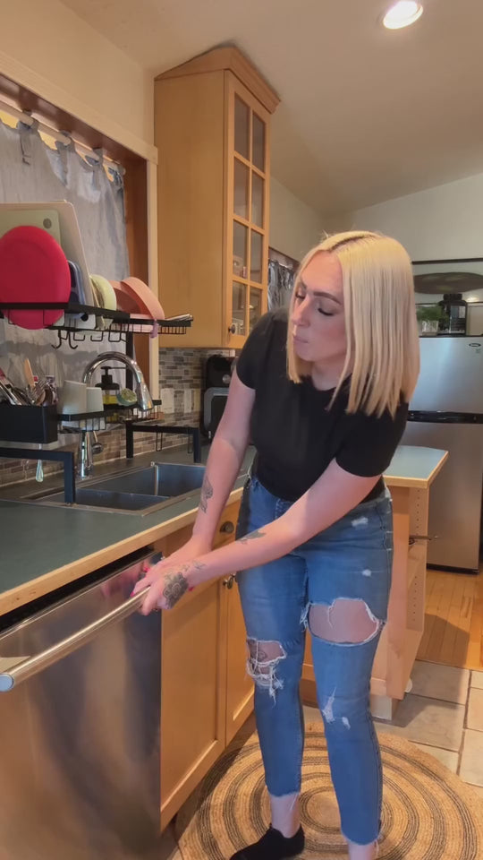 Cleaning a dishwasher with a BLITZ tablet